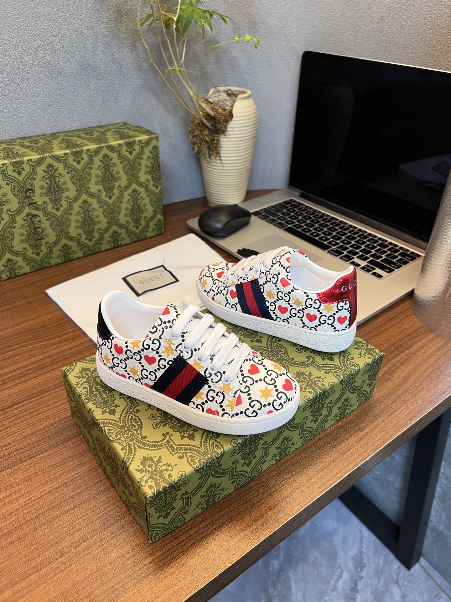 Children's shoes child